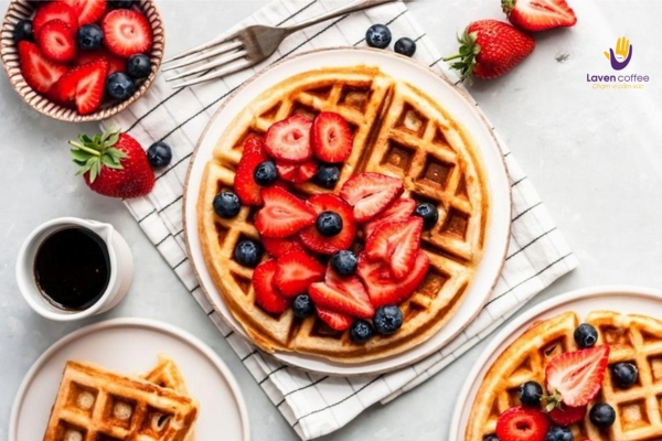 người dân Na Uy thường nhúng miếng bánh waffles vào tách cà phê